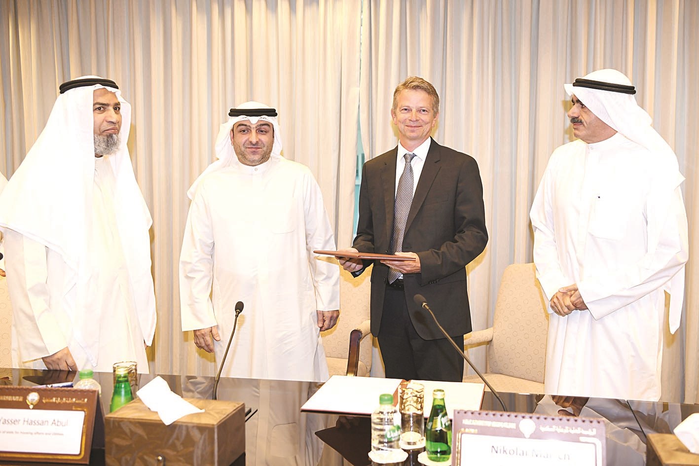 ...ويتبادل وممثل الشركة بروتوكول الاتفاق