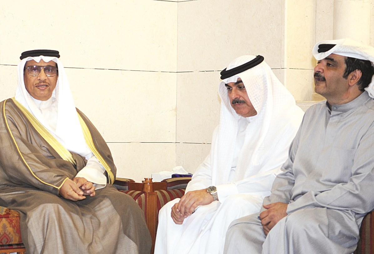 سمو الشيخ جابر المبارك معزياً نجلي الفقيد عدنان وبشار