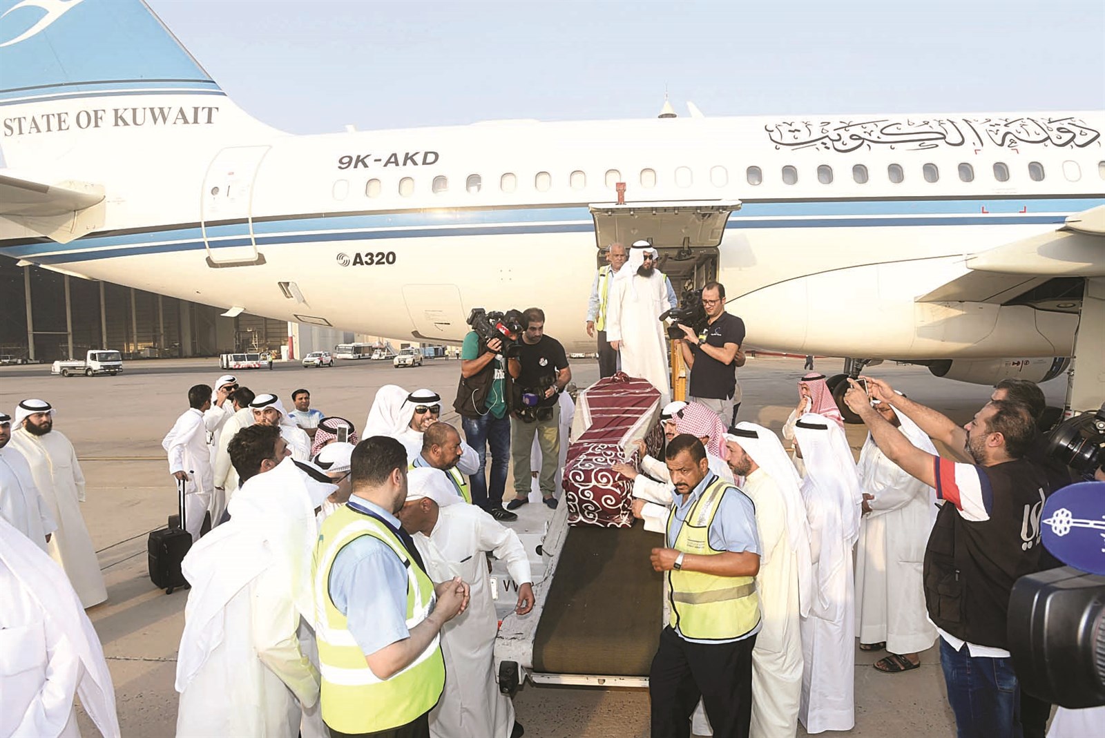 u062cu062bu0645u0627u0646u0627 u0627u0644u0634u0647u064au062fu064au0646 u0644u062fu0649 u0625u0646u0632u0627u0644u0647u0645u0627 u0645u0646 u0627u0644u0637u0627u0626u0631u0629