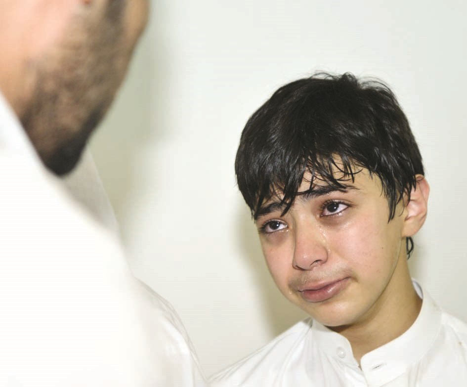 ابراهيم نجل الشهيد وليد العلي يتلقى التعازي متأثراً