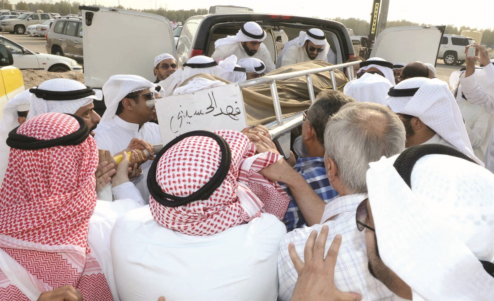 نعش الشهيد الحسيني على الأكتاف