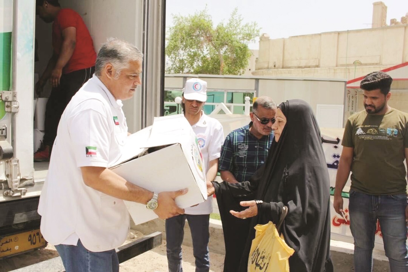 توزيع مساعدات على المحتاجين