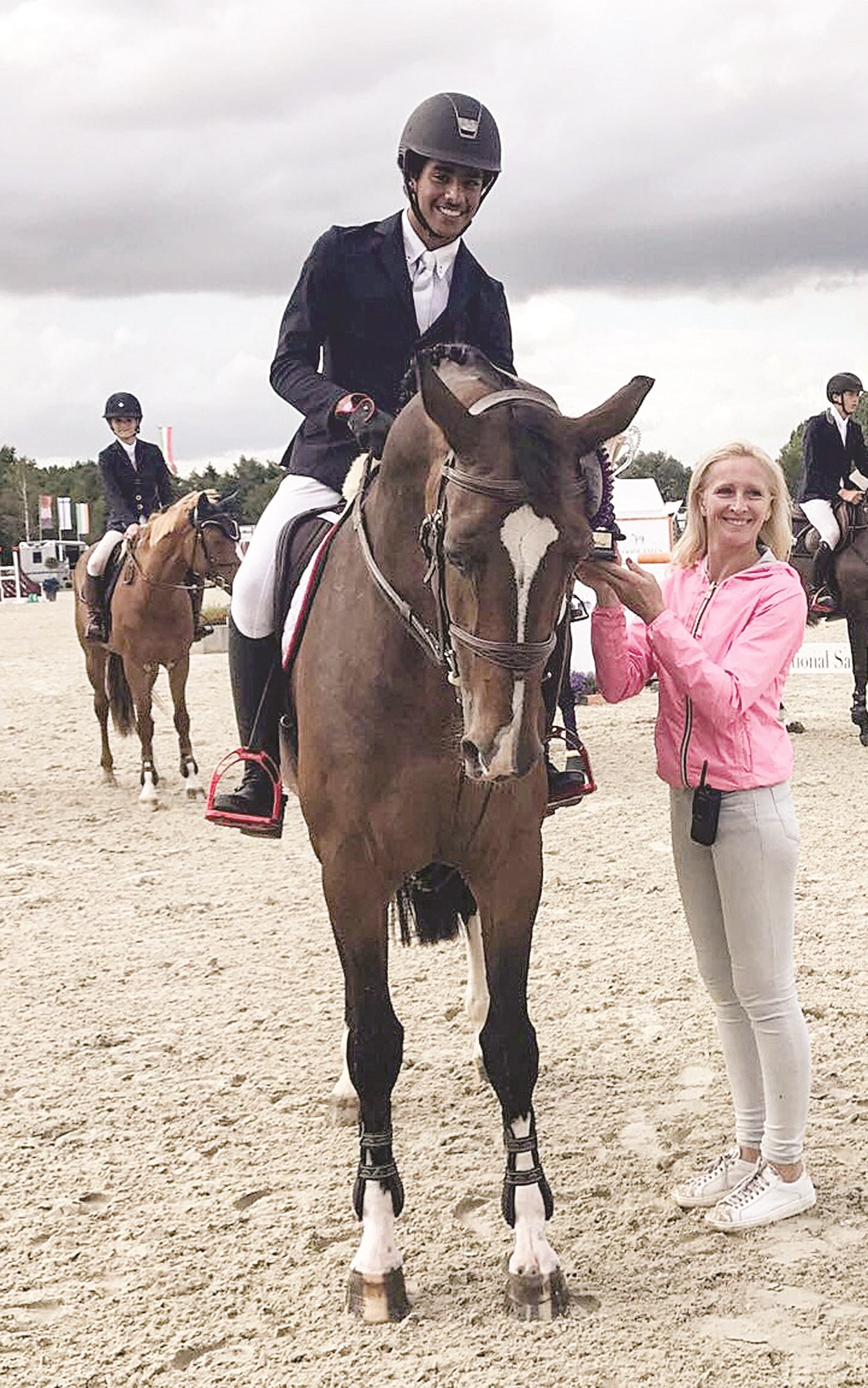 u0623u062du0645u062f u0627u0644u0639u0646u0627u0632 u064au062au0633u0644u0645 u062cu0627u0626u0632u0629 u0627u0644u0645u0631u0643u0632 u0627u0644u0623u0648u0644