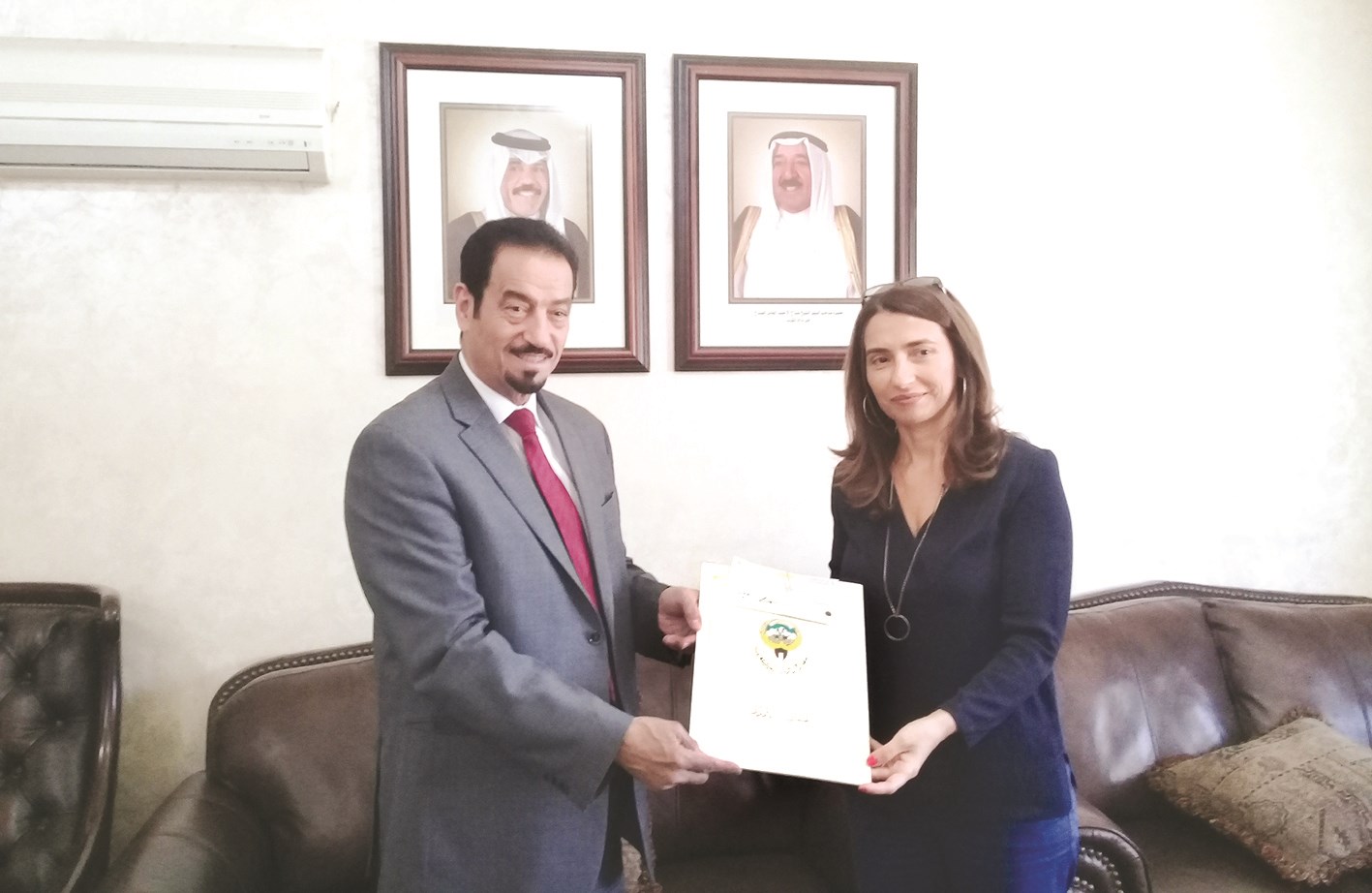 السفير الدعيج يسلّم المستشار الأول لمفوض «أونروا» التبرع الكويتي