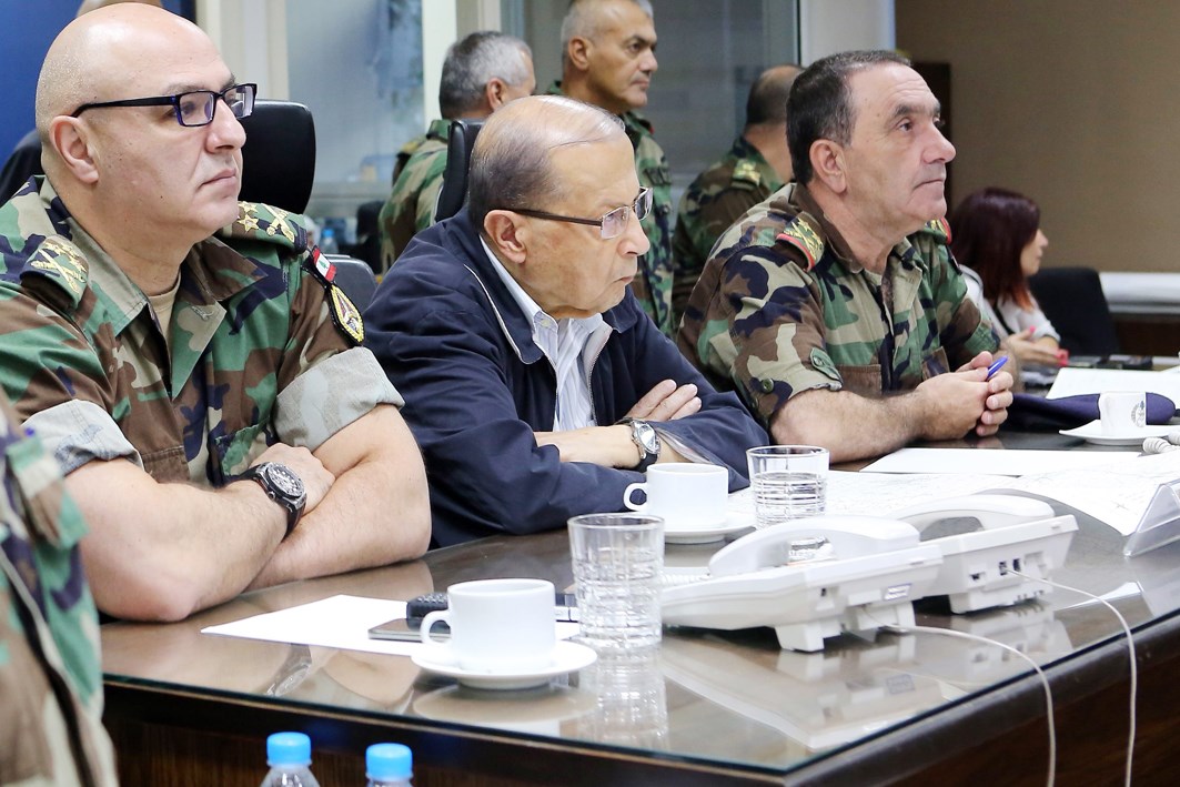 الرئيس اللبناني وإلى يمينه قائد الجيش في غرفة العمليات               (ا ف ب)