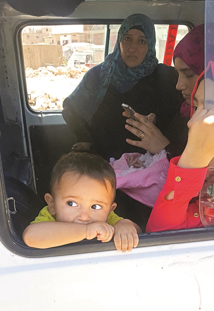 u0639u0627u0626u0644u0629 u0633u0648u0631u064au0629 u0639u0644u0649 u0645u062au0646 u062du0627u0641u0644u0629 u0645u062au062cu0647u0629 u0645u0646 u062cu0631u0648u062f u0639u0631u0633u0627u0644 u0625u0644u0649 u0625u062fu0644u0628 u0627u0644u0633u0648u0631u064au0629 (u0627 u0641 u0628)