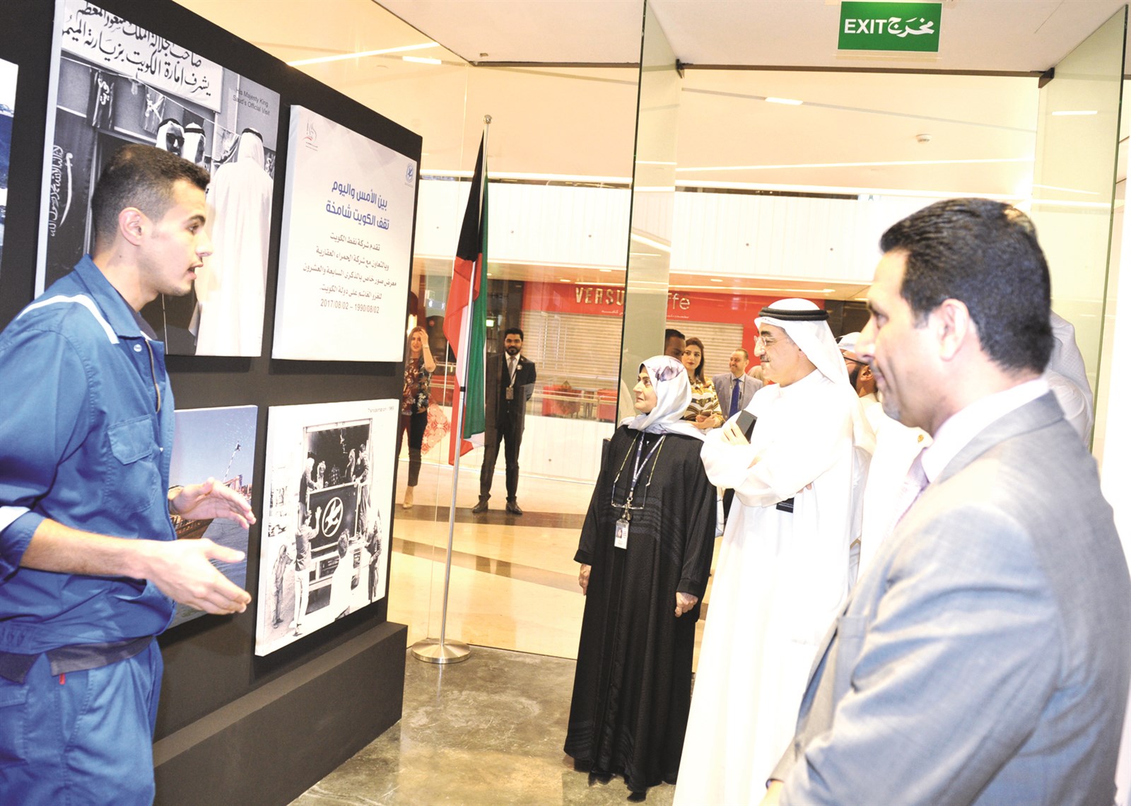 ... ومستمعاً لشرح أحد العاملين