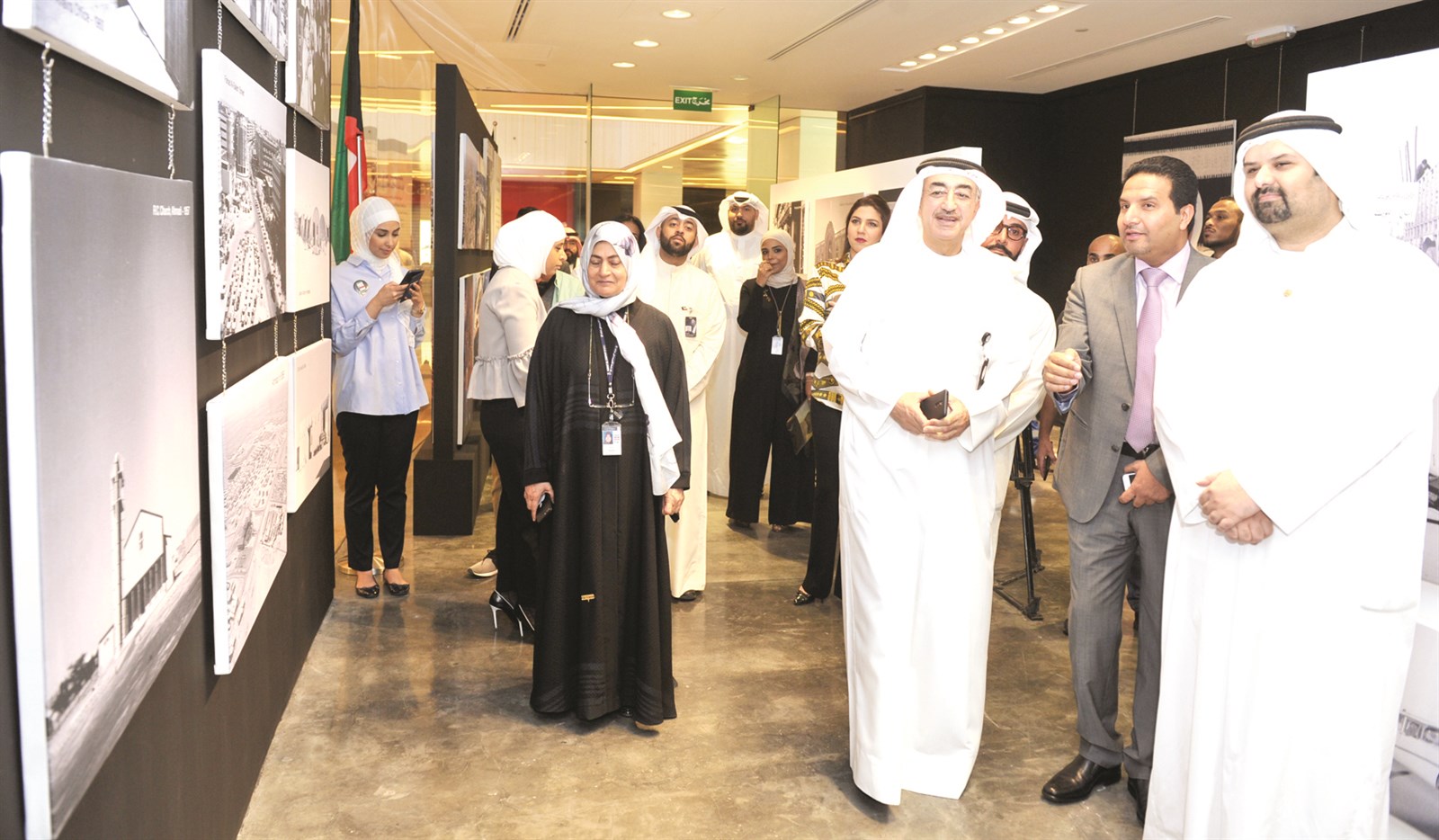 u062cu0639u0641u0631 u0648u0645u0633u0624u0648u0644u0648 u00abu0646u0641u0637 u0627u0644u0643u0648u064au062au00bb u0641u064a u062cu0648u0644u0629 u062fu0627u062eu0644 u0627u0644u0645u0639u0631u0636           (u062au0635u0648u064au0631 u0633u0639u062f u0647u0646u062fu0627u0648u064a)