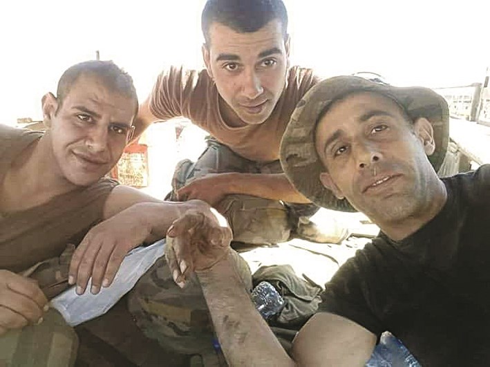 صورة متداولة لشهداء الجيش الثلاثة