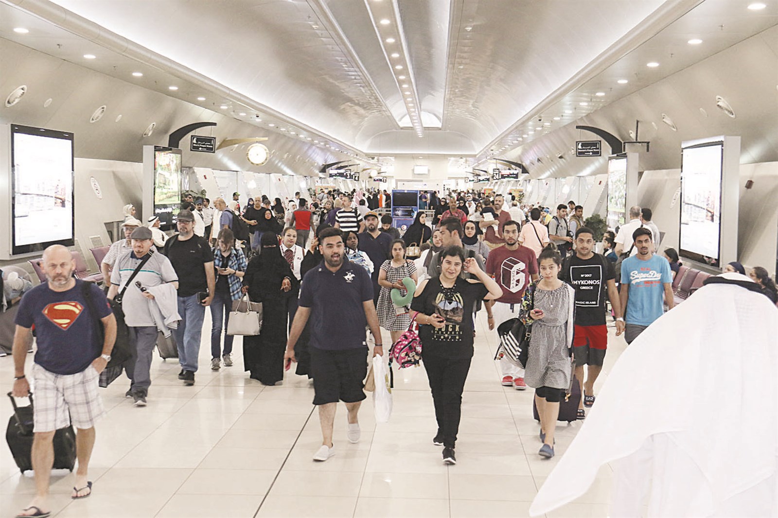 قادمون في طريقهم لإنهاء إجراءات الدخول    (تصوير بسام زيدان)