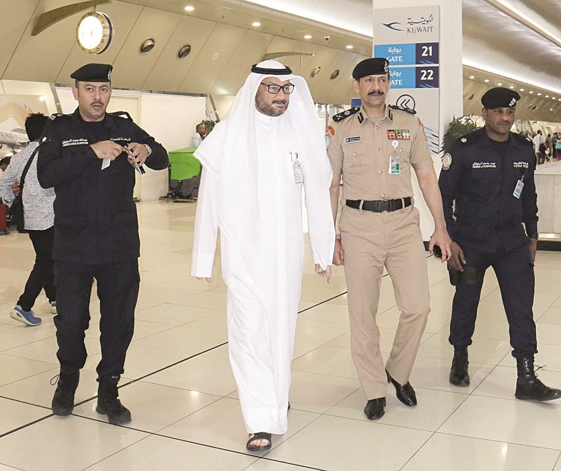 اللواء الصالح برفقة الزميل ناصر الفرحان خلال جولة في المطار