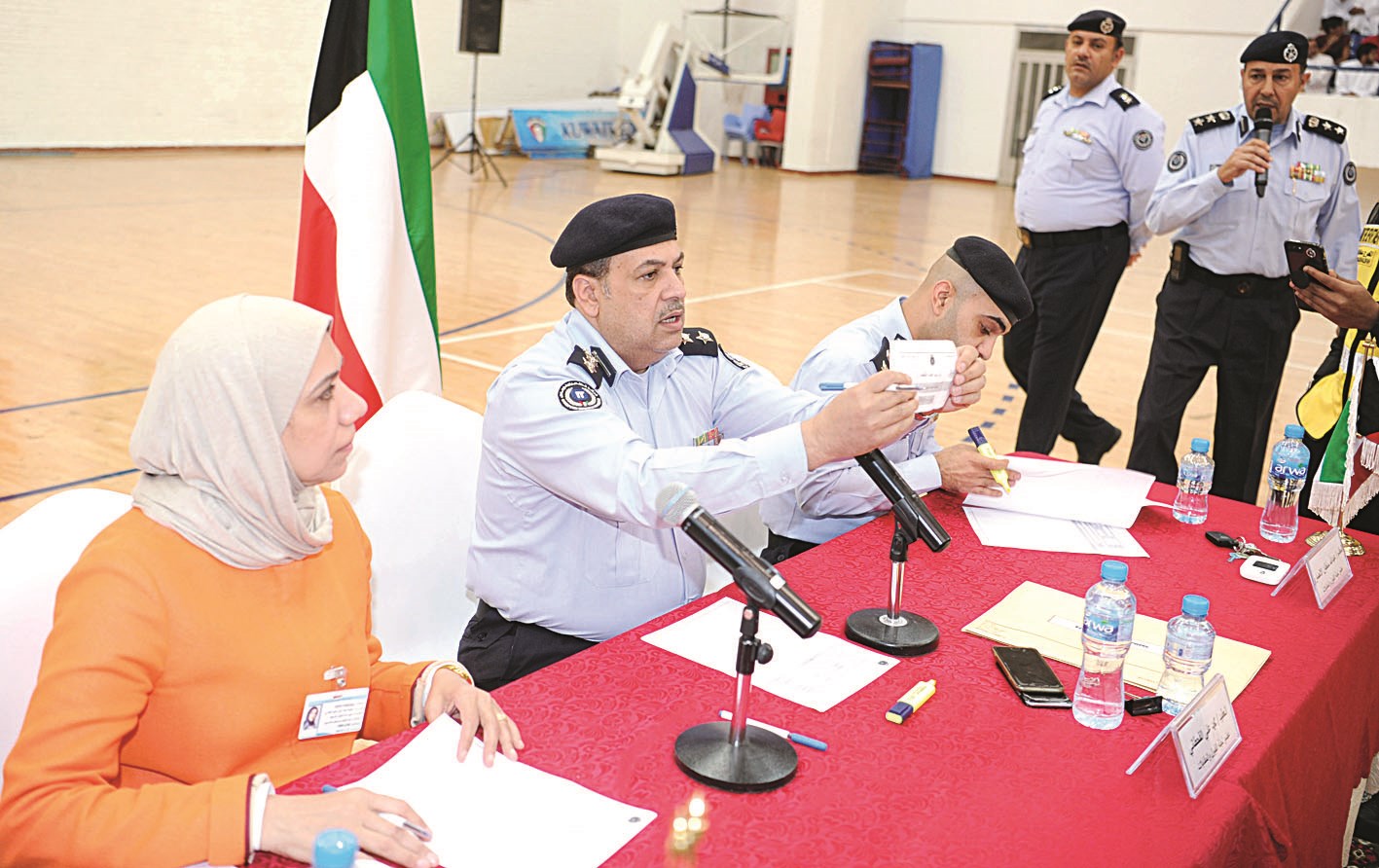 u0642u064au0627u062fu0627u062a u00abu0627u0644u0625u0637u0641u0627u0621u00bb u0648u00bbu0627u0644u062au0637u0628u064au0642u064au00bb u064au062au0627u0628u0639u0648u0646 u0627u0644u0642u0631u0639u0629  (u062au0635u0648u064au0631 u0637u0627u0631u0642 u0639u0632u0627u0644u062fu064au0646)