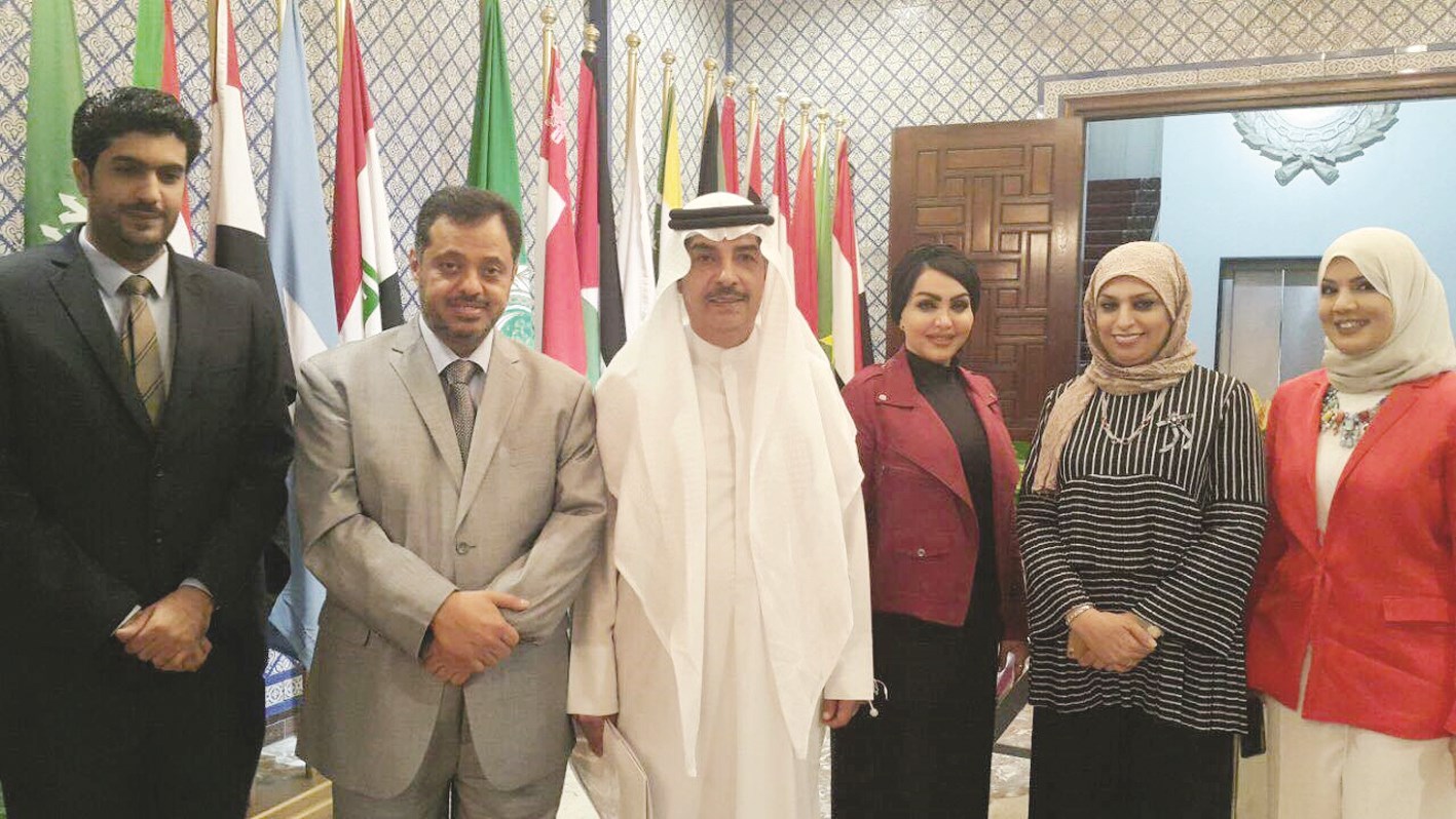 u0645u0645u062bu0644 u0627u0644u0643u0648u064au062a u0645u0639 u0627u0644u0645u0634u0627u0631u0643u064au0646 u0641u064a u0627u0644u0627u062cu062au0645u0627u0639