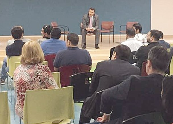 ... ويلقي كلمة خلال جولة بأحد المستشفيات الأميركية