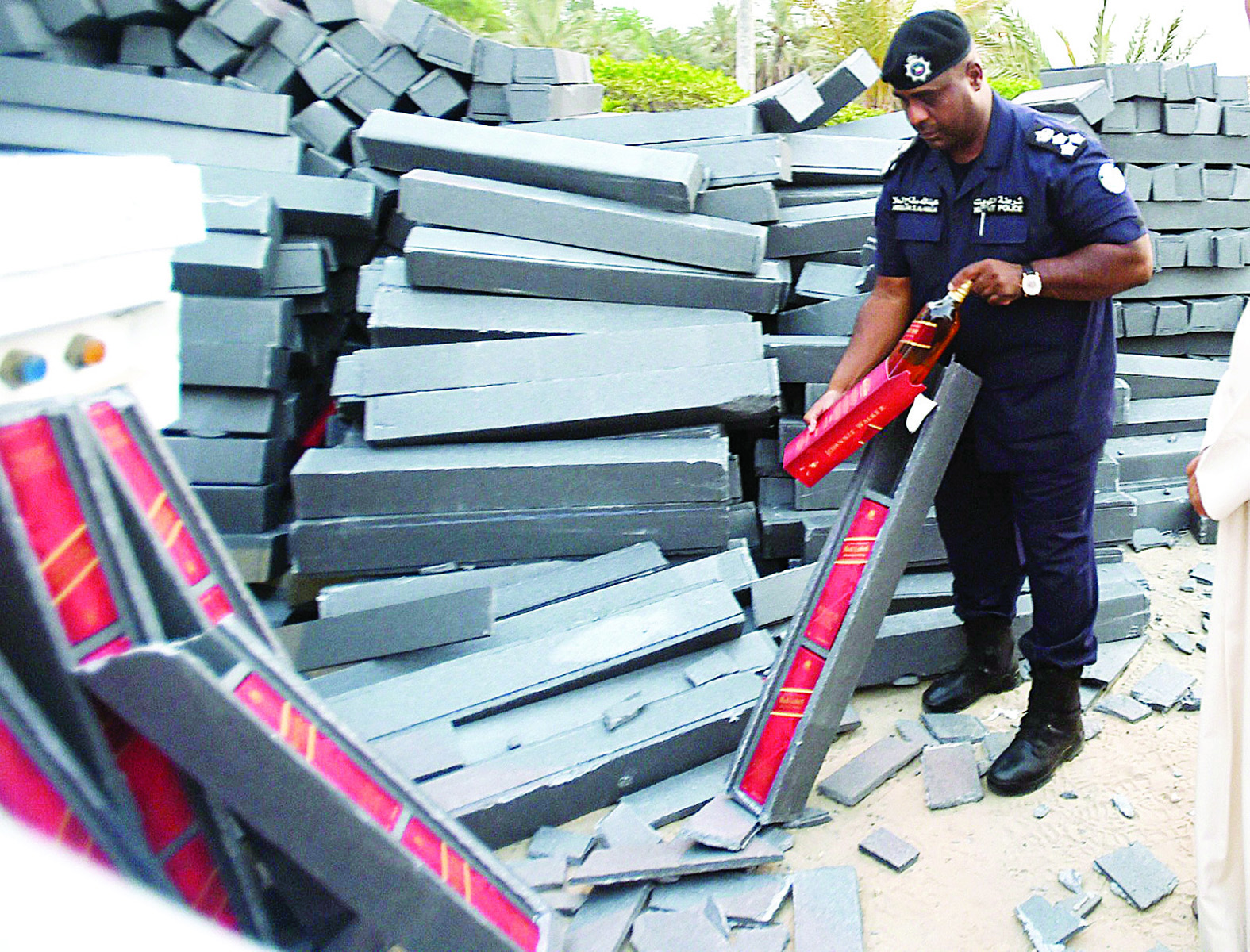 u0623u0646u0642u0630 u0645u062fu064au0631 u0623u0645u0646 u0627u0644u0623u062du0645u062fu064a u0627u0644u0639u0645u064au062f u0639u0628u062fu0627u0644u0644u0647 u0633u0641u0627u062d u00abu0627u0644u0631u0624u0648u0633u00bb u0645u0646 u0627u0644u062eu0645u0631 u0648u0645u0627 u0628u0639u062fu0647u0627 u0625u062bu0631 u0648u0636u0639 u064au062fu0647 u0623u0645u0633 u0639u0644u0649 u00abu062cu0631u062du00bb u0627u0644u0645u0646u0643u0631 u0627u0644u0630u064a u064au0642u062fu0631 u0633u0639u0631u0647 u0628u0646u062du0648 u0645u0644u064au0648u0646 u062fu064au0646u0627u0631  (u062au0635u0648u064au0631 u0623u0633u0639u062f u0639u0628u062fu0627u0644u0644u0647)