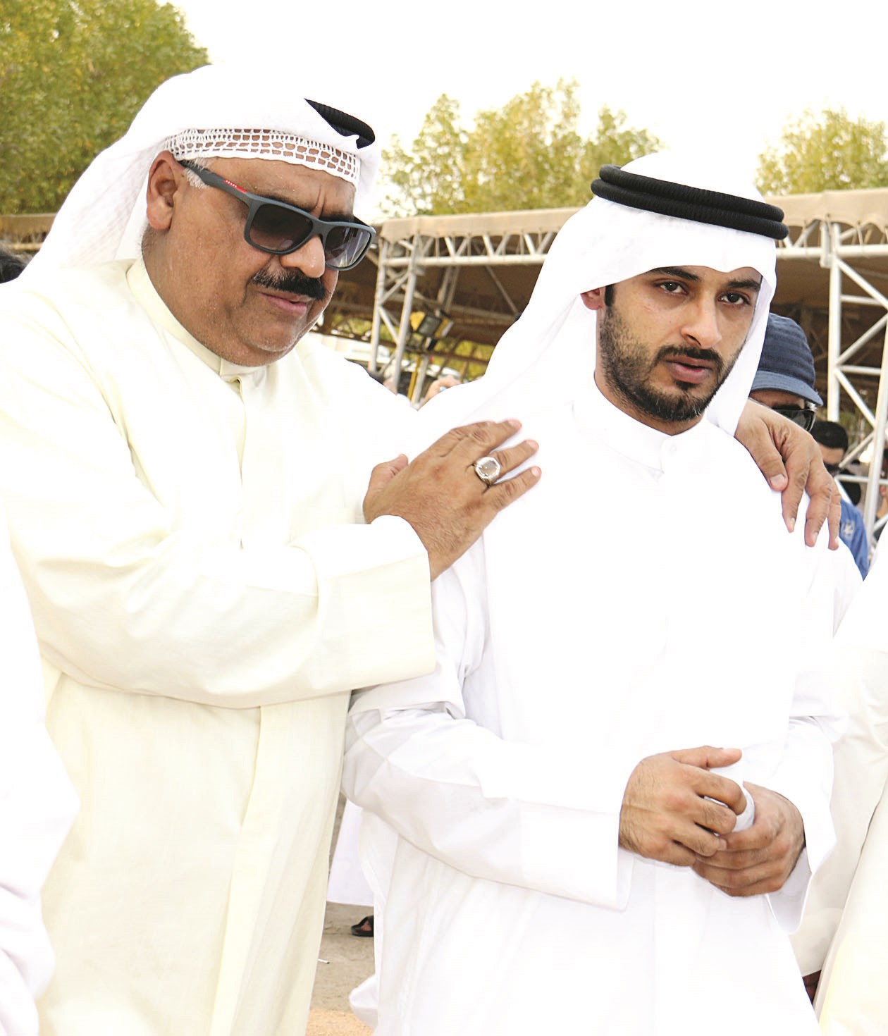 داوود حسين مواسياً (تصوير بسام زيدان)