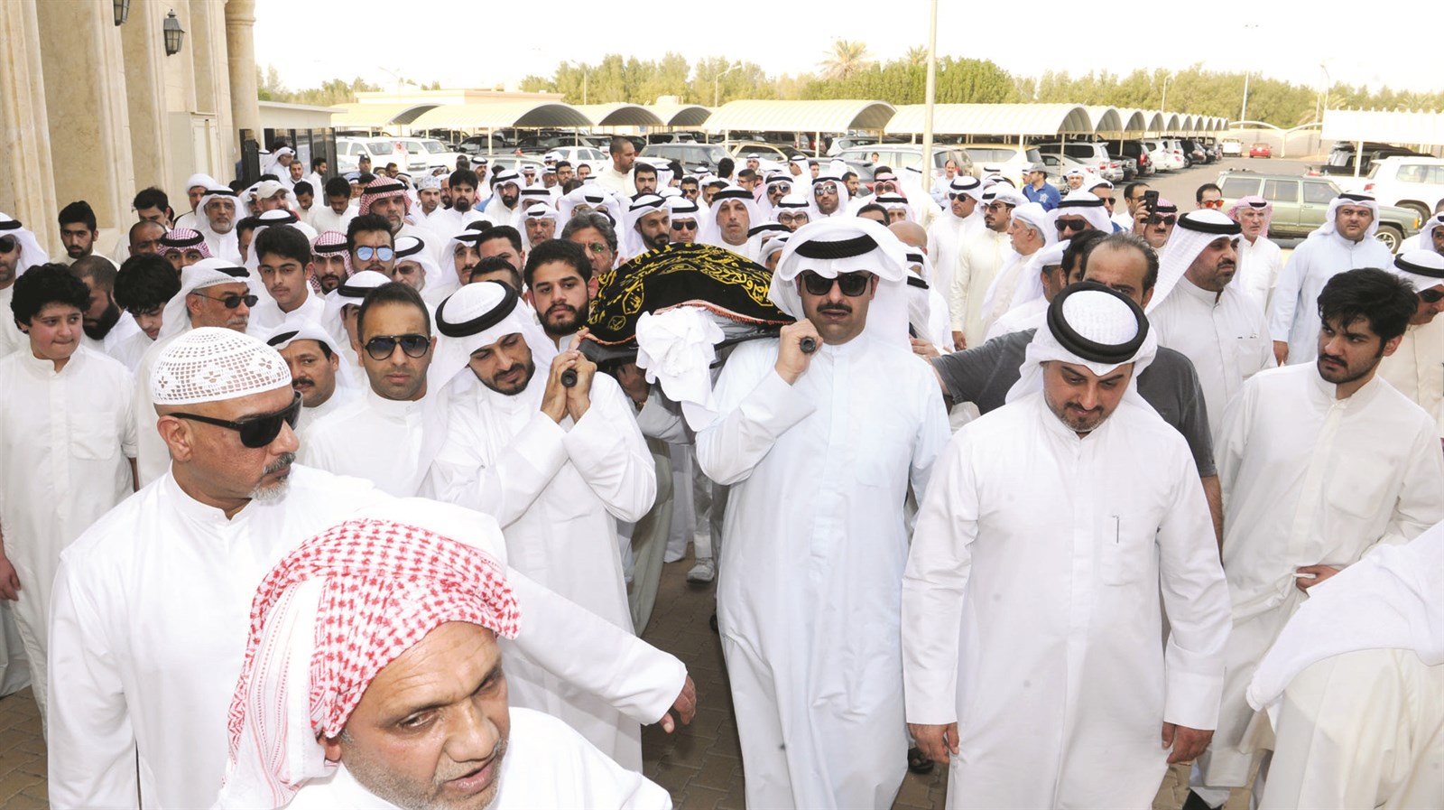 u062cu062bu0645u0627u0646 u062du0633u064au0646 u062cu0627u0633u0645 u0645u062du0645u0648u0644u0627u064b u0639u0644u0649 u0627u0644u0623u0643u062au0627u0641 (u062au0635u0648u064au0631 u0637u0627u0631u0642 u0639u0632u0627u0644u062fu064au0646)