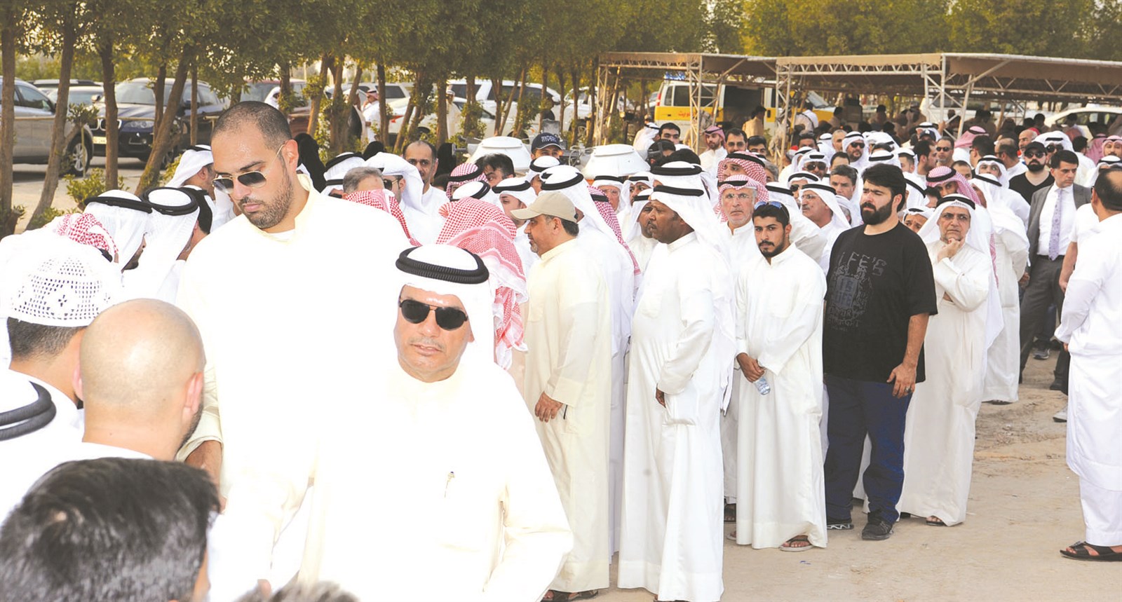 حشود المعزين بعد الدفن