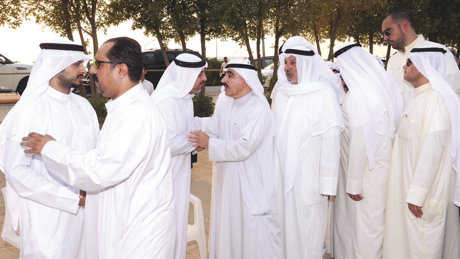 يوسف مصطفى وأحمد السلمان يقدمان واجب العزاء