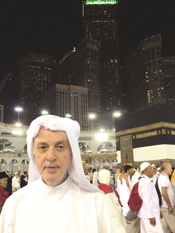 خلال أدائه فريضة الحج