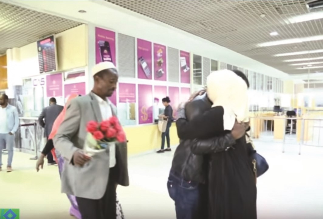 تعانق شقيقها بينما أبوها يحمل الورد