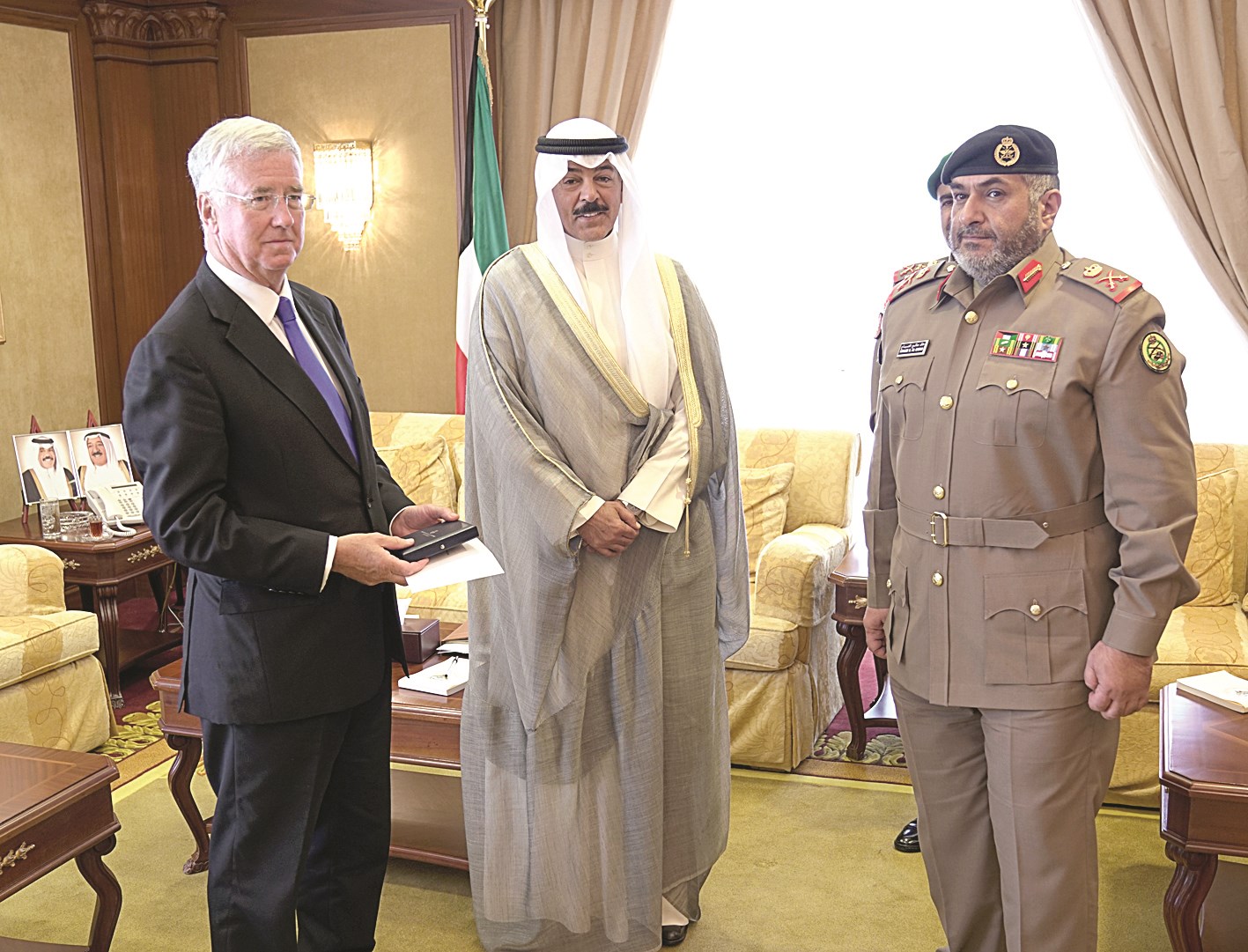 تكريم آمر القوة البرية