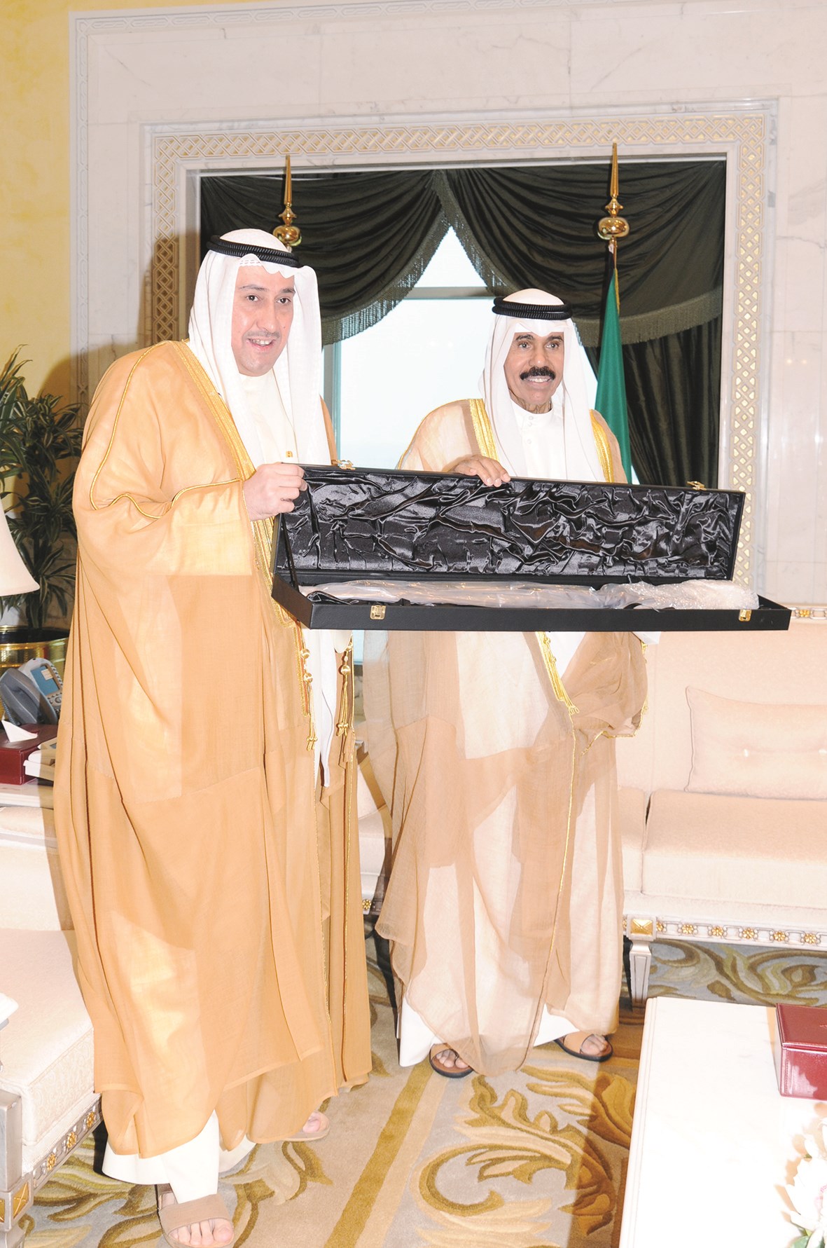 ومتسلماً هدية تذكارية من فيصل الحمود