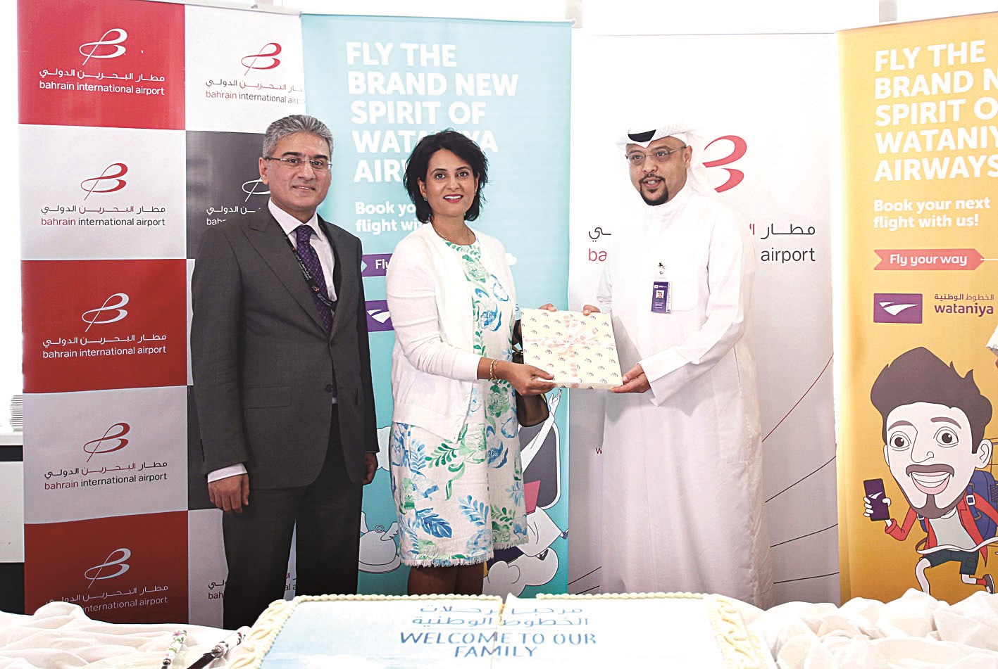 تكريم أحد المسؤولين البحرينيين في المطار