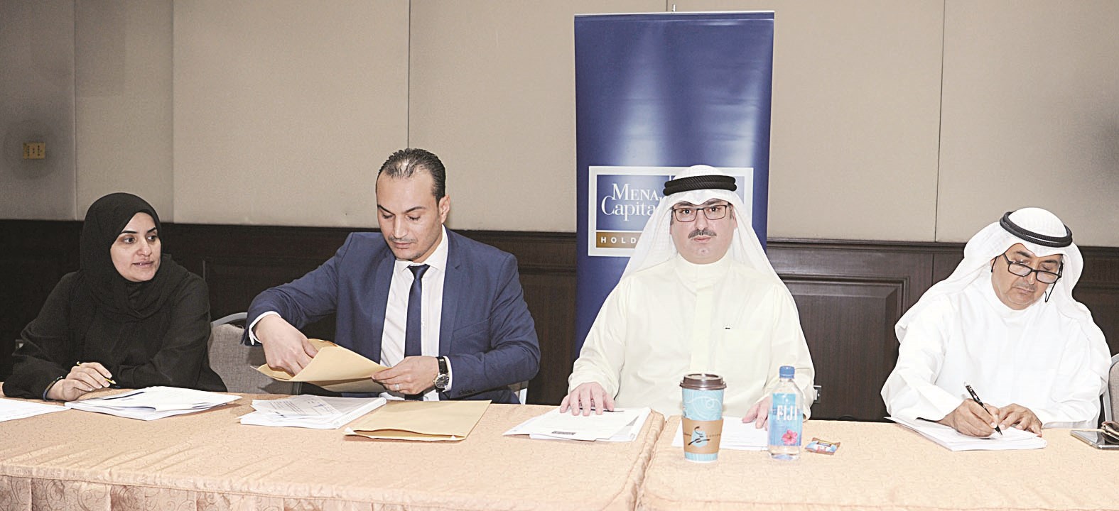 u0627u0644u0639u0635u0641u0648u0631 u0645u062au0631u0626u0633u0627u064b u0627u0644u062cu0645u0639u064au0629    (u062au0635u0648u064au0631 u0637u0627u0631u0642 u0639u0632u0627u0644u062fu064au0646)