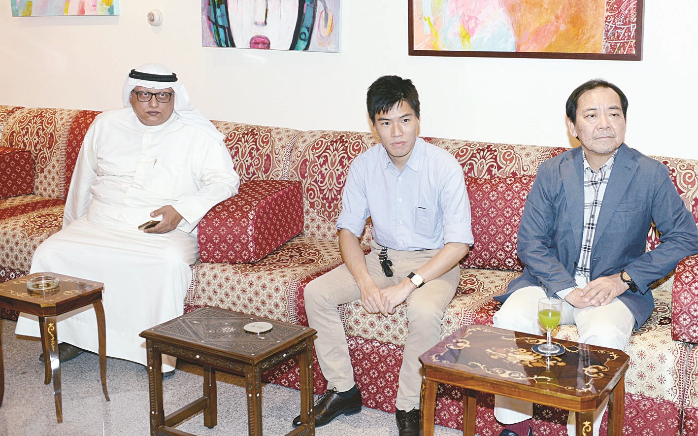 السفير الياباني مع نجله والزميل خالد الشرقاوي