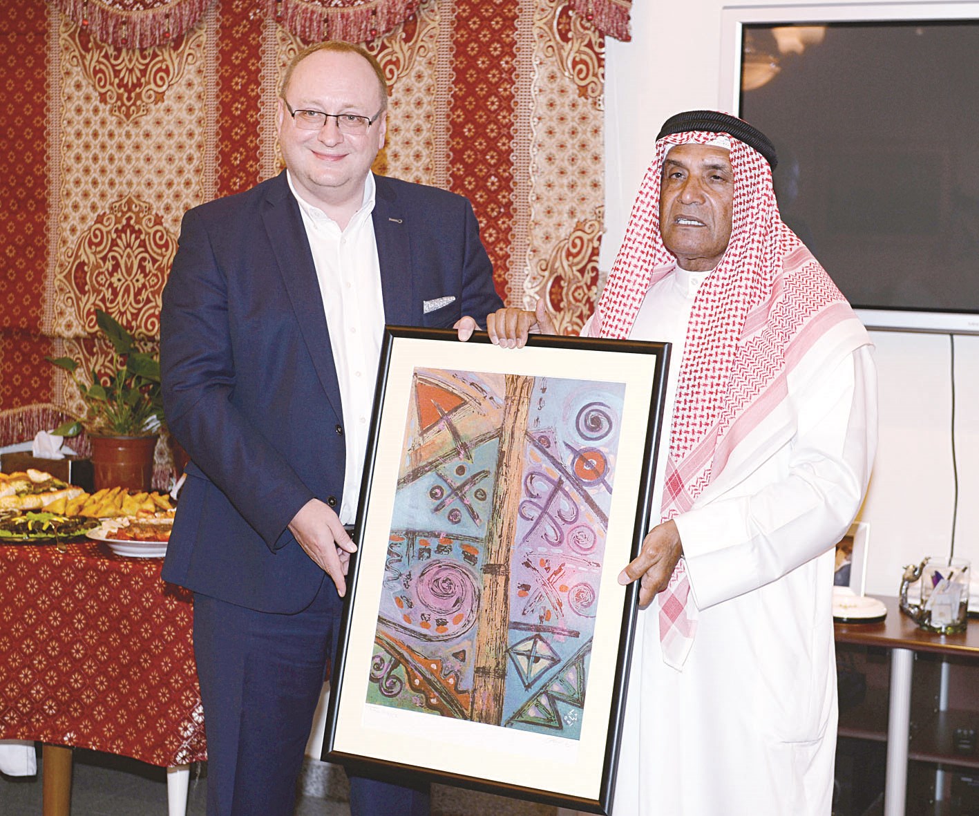 لوحة تذكارية من القديري للسفير البولندي