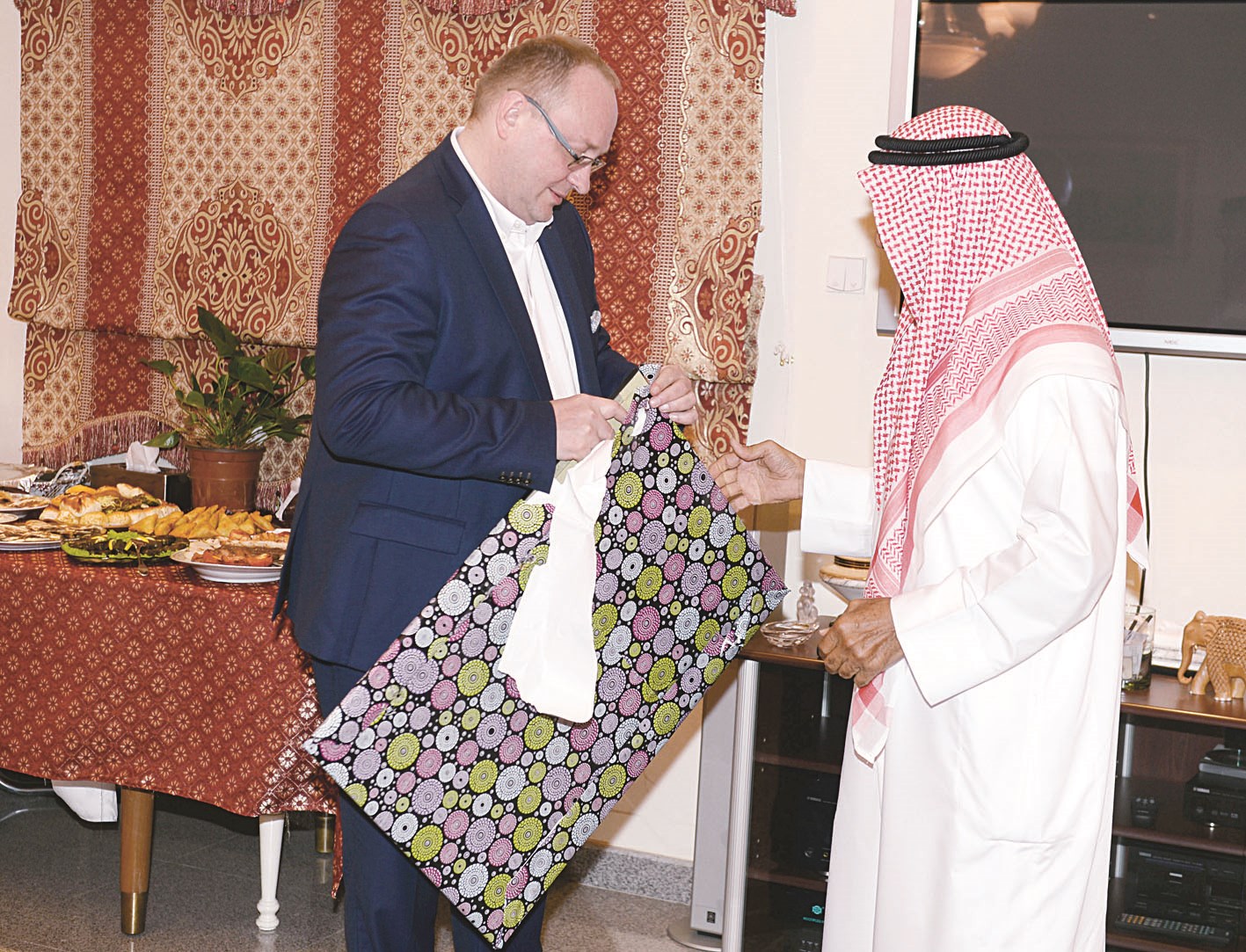 جشيجوش أولشاك يفتح هديته