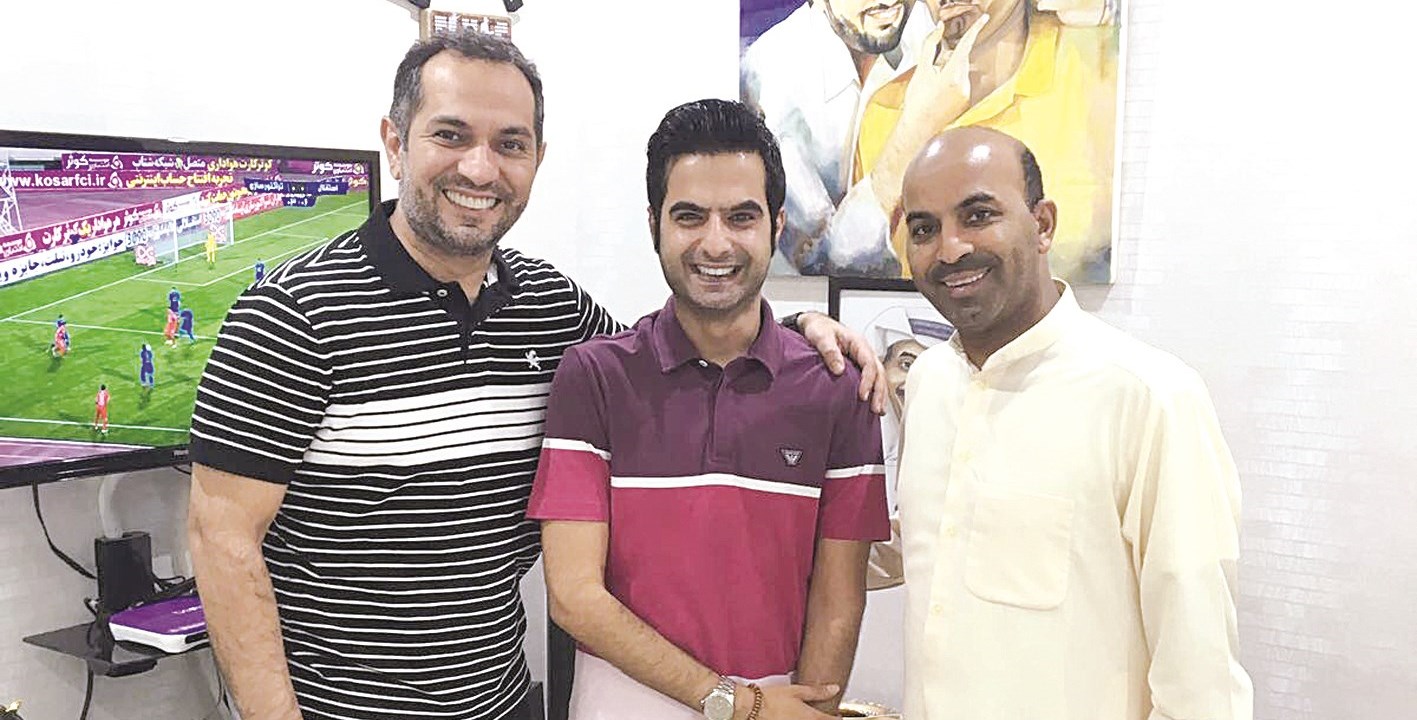 العلي ونعمان حسين يحيطان بالزميل حمود العنزي