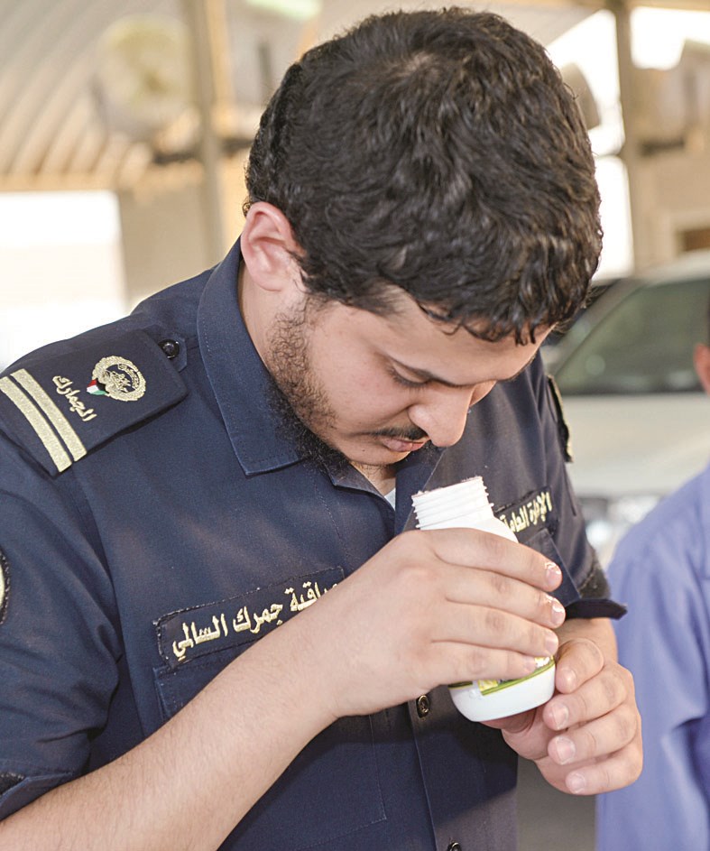 جمركي يستنشق مواد خطرة