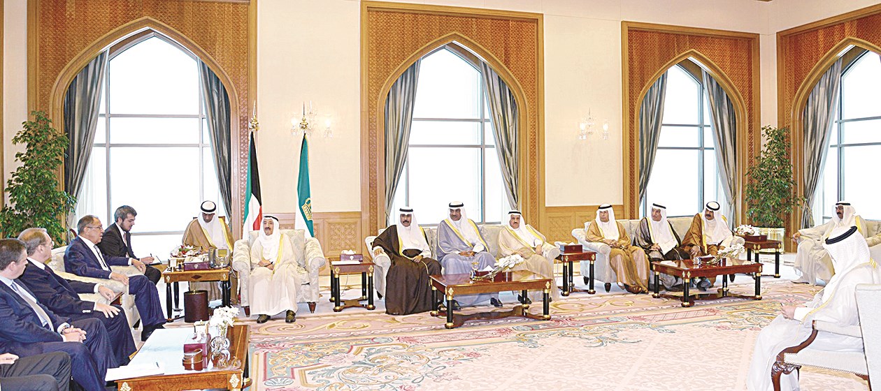 سمو الأمير مستقبلاً بحضور ولي العهد الوفد الروسي برئاسة لافروف