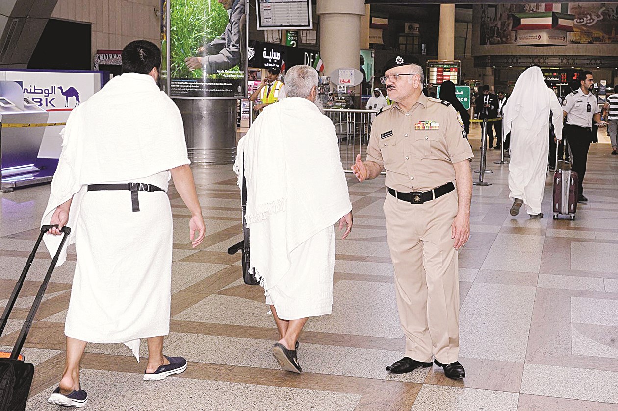 رجل أمن يودع الحجاج المغادرين