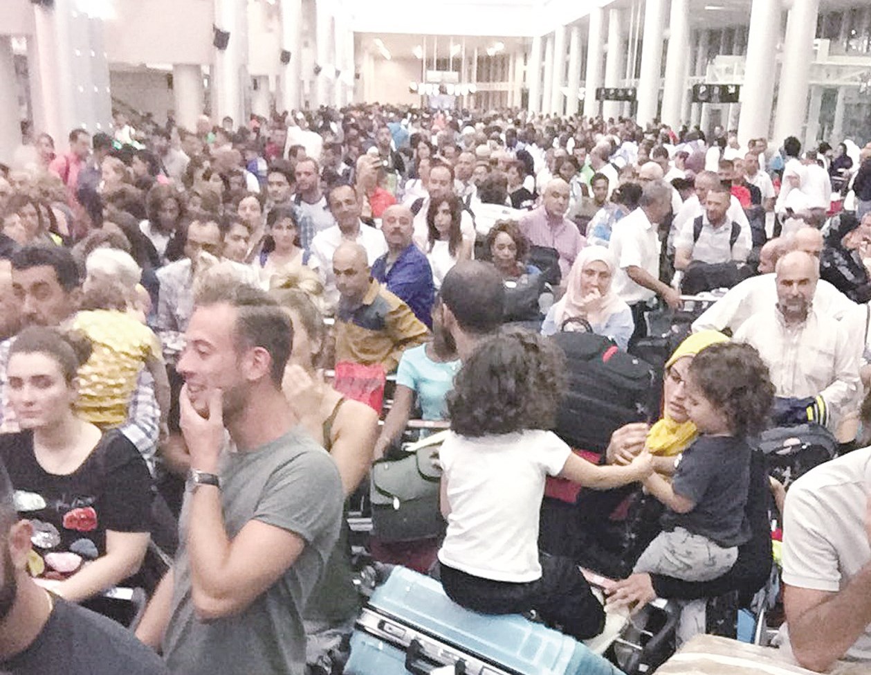 u0645u0634u0647u062f u0627u0644u0627u0632u062fu062du0627u0645 u0641u064a u0645u0637u0627u0631 u0628u064au0631u0648u062a