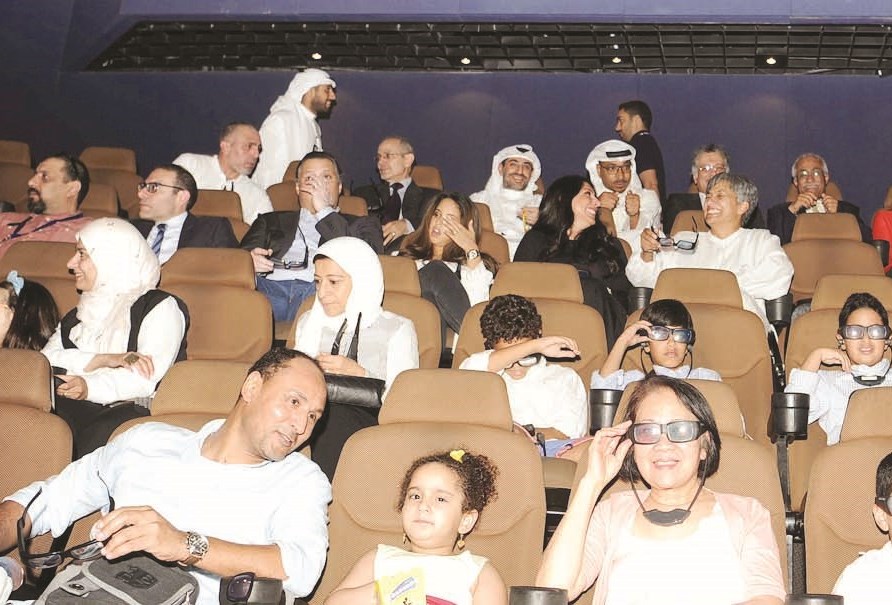 الجمهور يتابع بشغف عرض «آي ماكس»