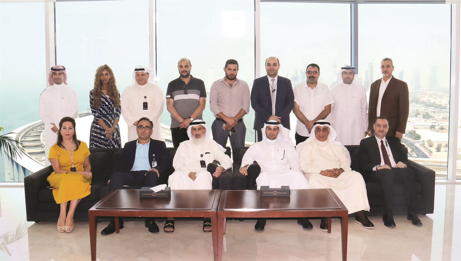 العتيبي والبدر مع مسؤولي القطاع الإعلامي في المؤسسة           (تصوير بسام زيدان)