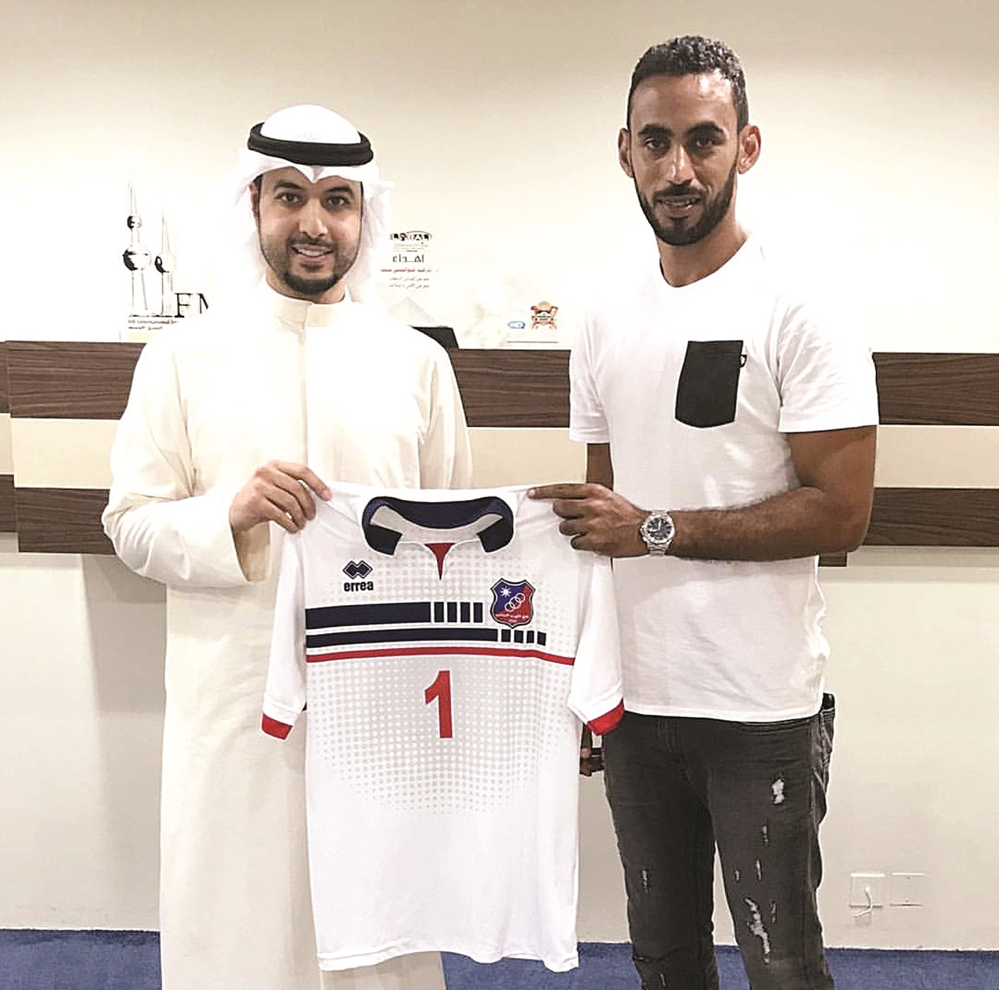 u062cu0627u0633u0645 u0645u0639 u0627u0644u0646u0635u0641 u0628u0639u062f u062au0648u0642u064au0639 u0627u0644u0639u0642u062f