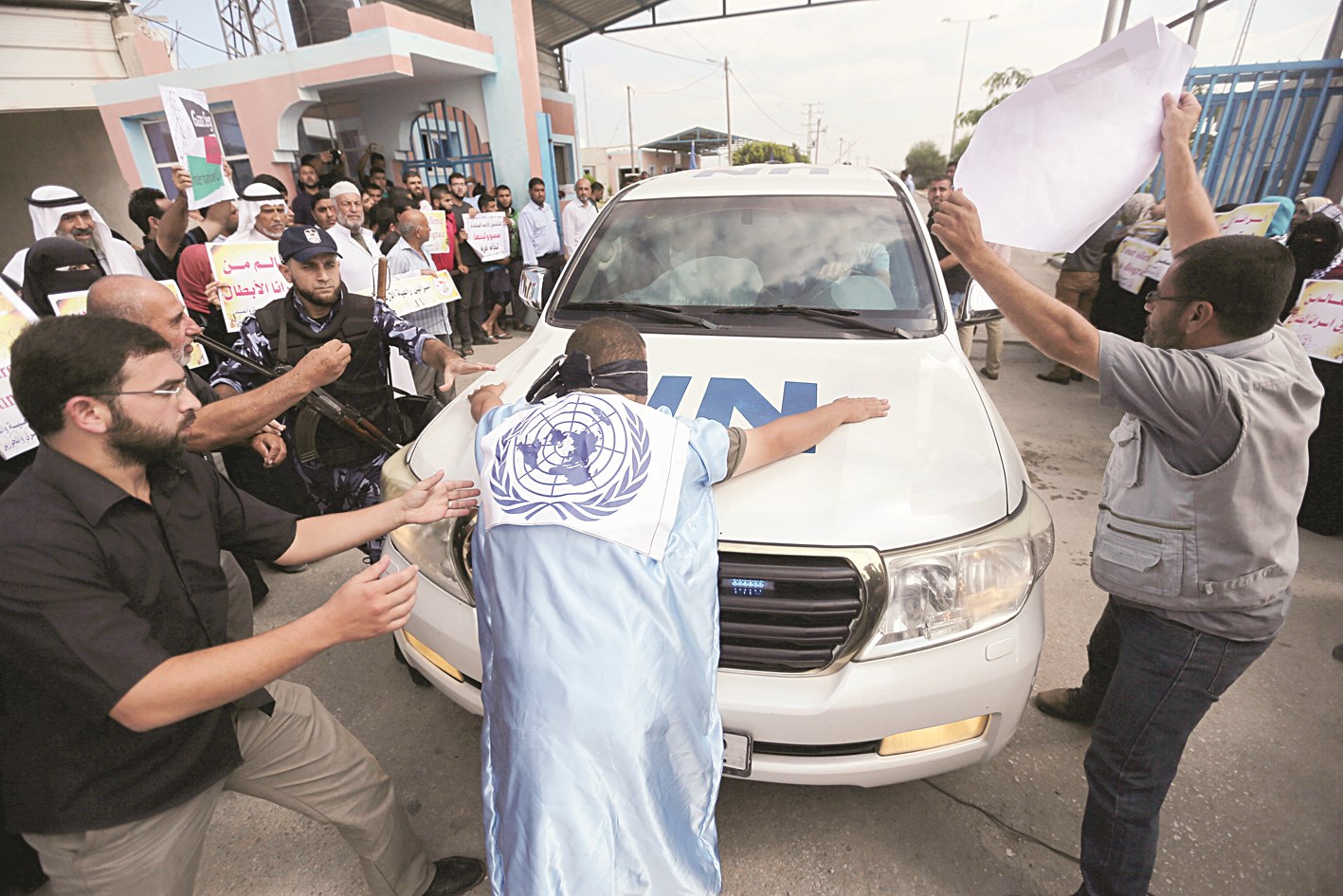 u0641u0644u0633u0637u064au0646u064au0648u0646 u064au0639u062au0631u0636u0648u0646 u0645u0648u0643u0628 u063au0648u062au064au0631u064au0633 u0644u062fu0649 u0648u0635u0648u0644u0647 u063au0632u0629 (u0631u0648u064au062au0631u0632)