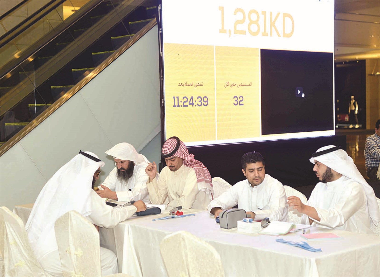 أعضاء الحملة يستقبلون المتبرعين (تصوير نايف العقلة)