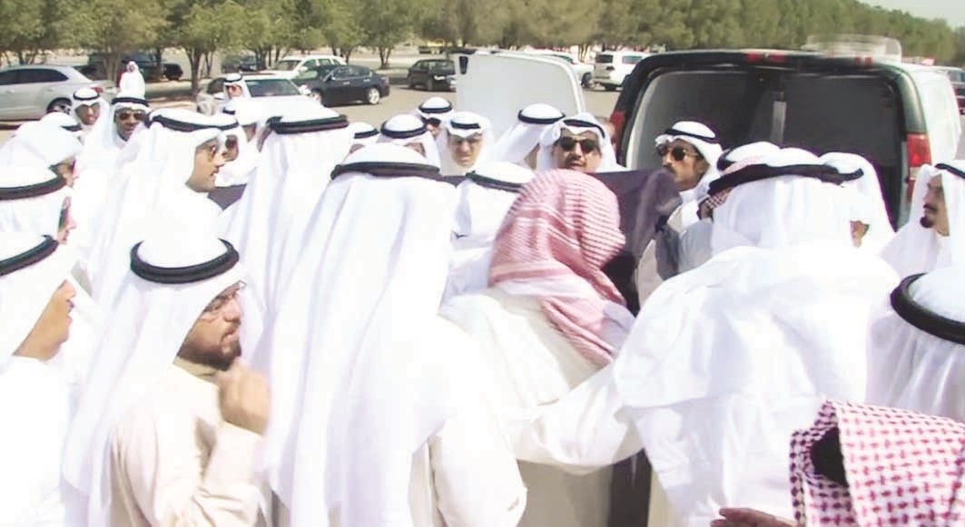 الغانم مُشاركاً في حمل جثمان الراحلة