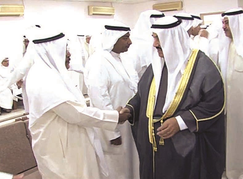 ناصر المحمد مقدماً واجب العزاء