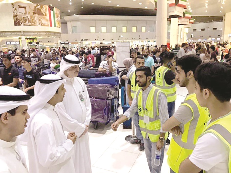 u0645u062cu0645u0648u0639u0629 u0645u0646 u0627u0644u0634u0628u0627u0628 u0627u0644u0645u062au0637u0648u0639u064au0646 u064au0631u062fu0648u0646 u0639u0644u0649 u0627u0633u062au0641u0633u0627u0631u0627u062a u0628u0639u0636 u0627u0644u0645u0633u0627u0641u0631u064au0646