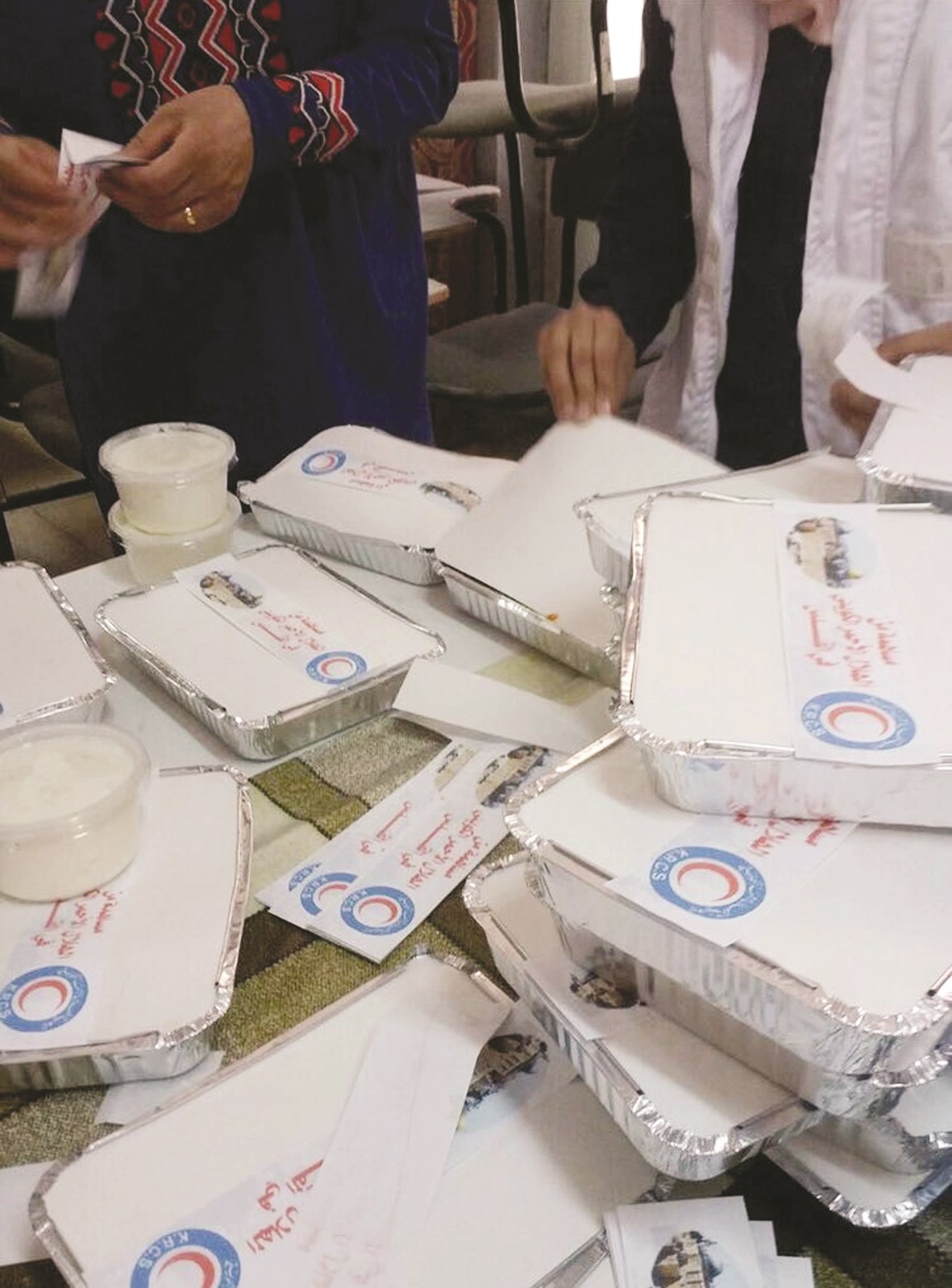 u062au0648u0632u064au0639 u0648u062cu0628u0627u062a u063au0630u0627u0626u064au0629 u0639u0644u0649 u0627u0644u0645u0631u0627u0628u0637u064au0646 u0623u0645u0627u0645 u0623u0628u0648u0627u0628 u0627u0644u0645u0633u062cu062f u0627u0644u0623u0642u0635u0649