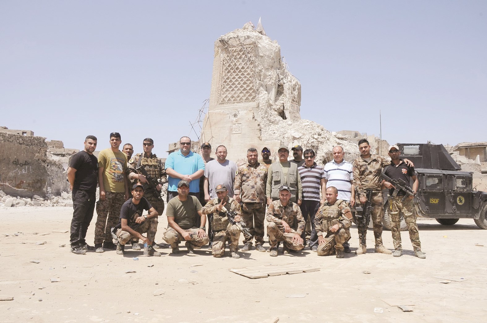 الوفد أمام بقايا مبنى أثري