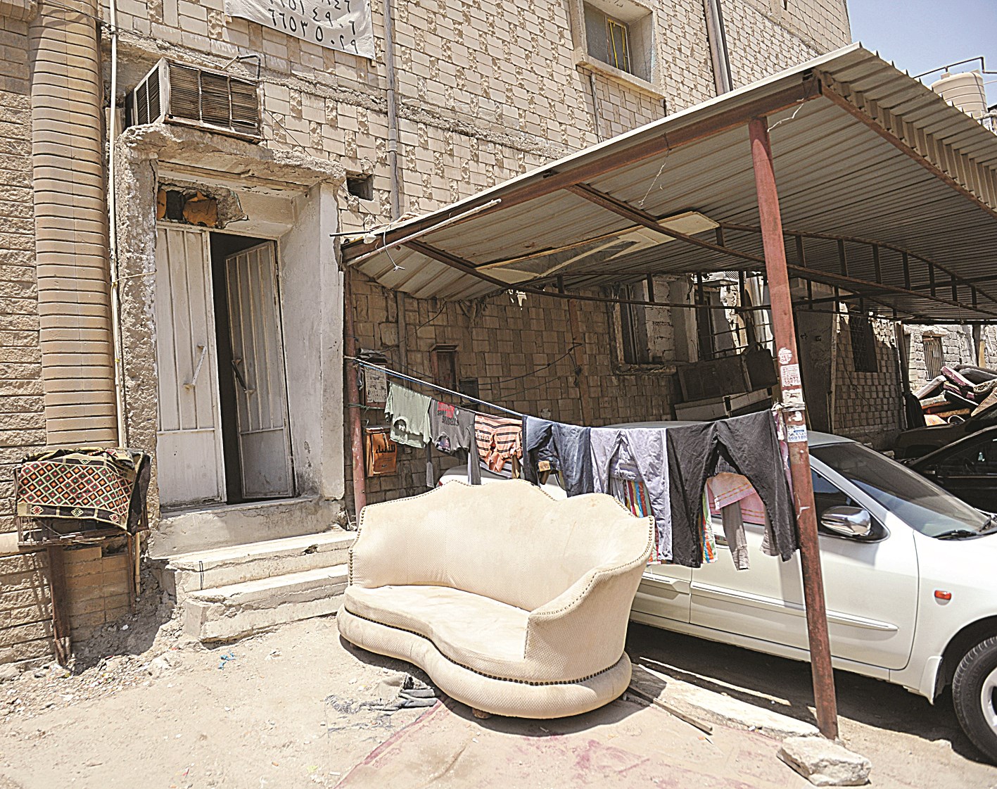 كنبات للجلوس وحبال غسيل في الشارع