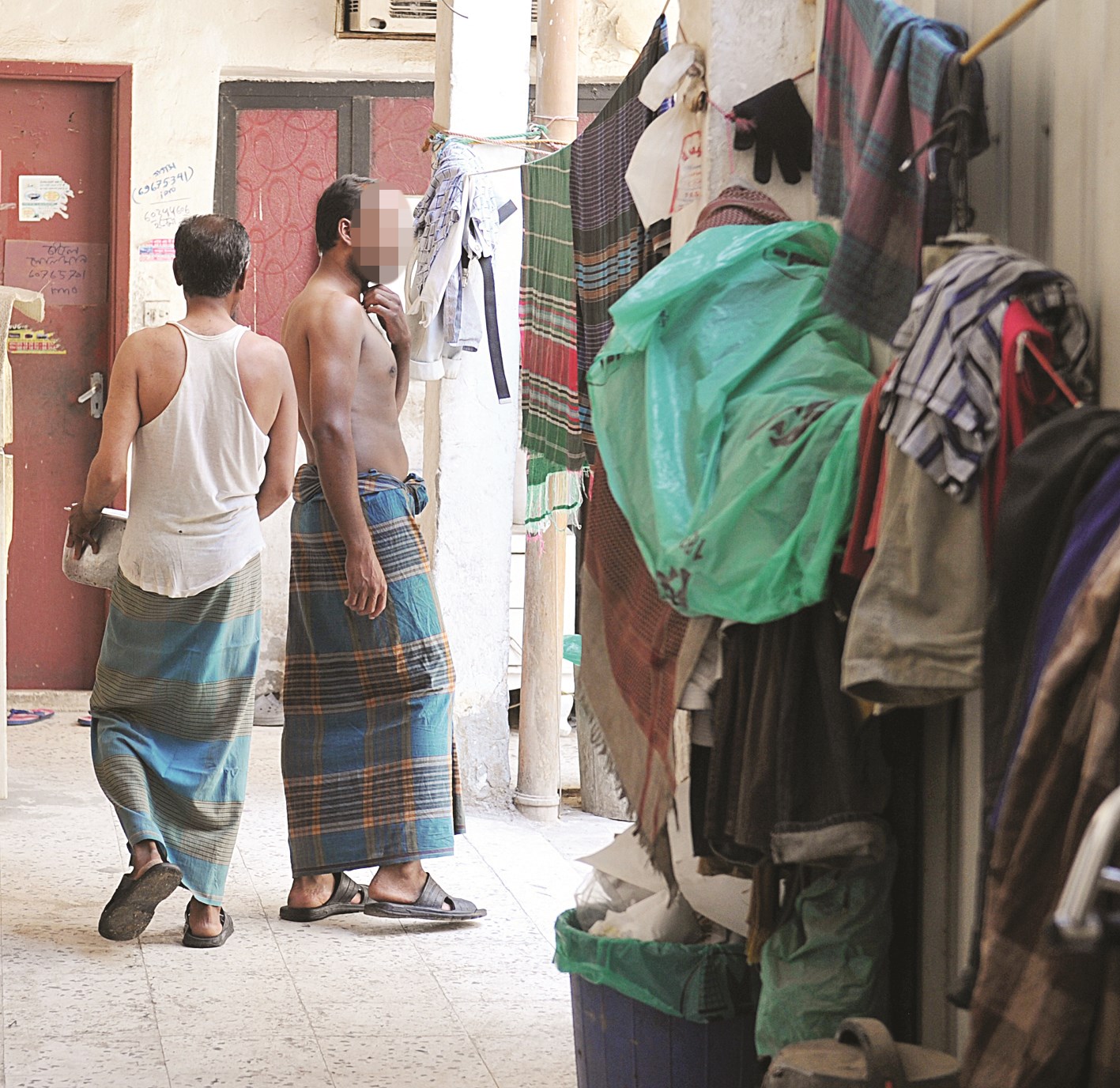 بالوزار يتجولون في منظر مؤذ للعائلات