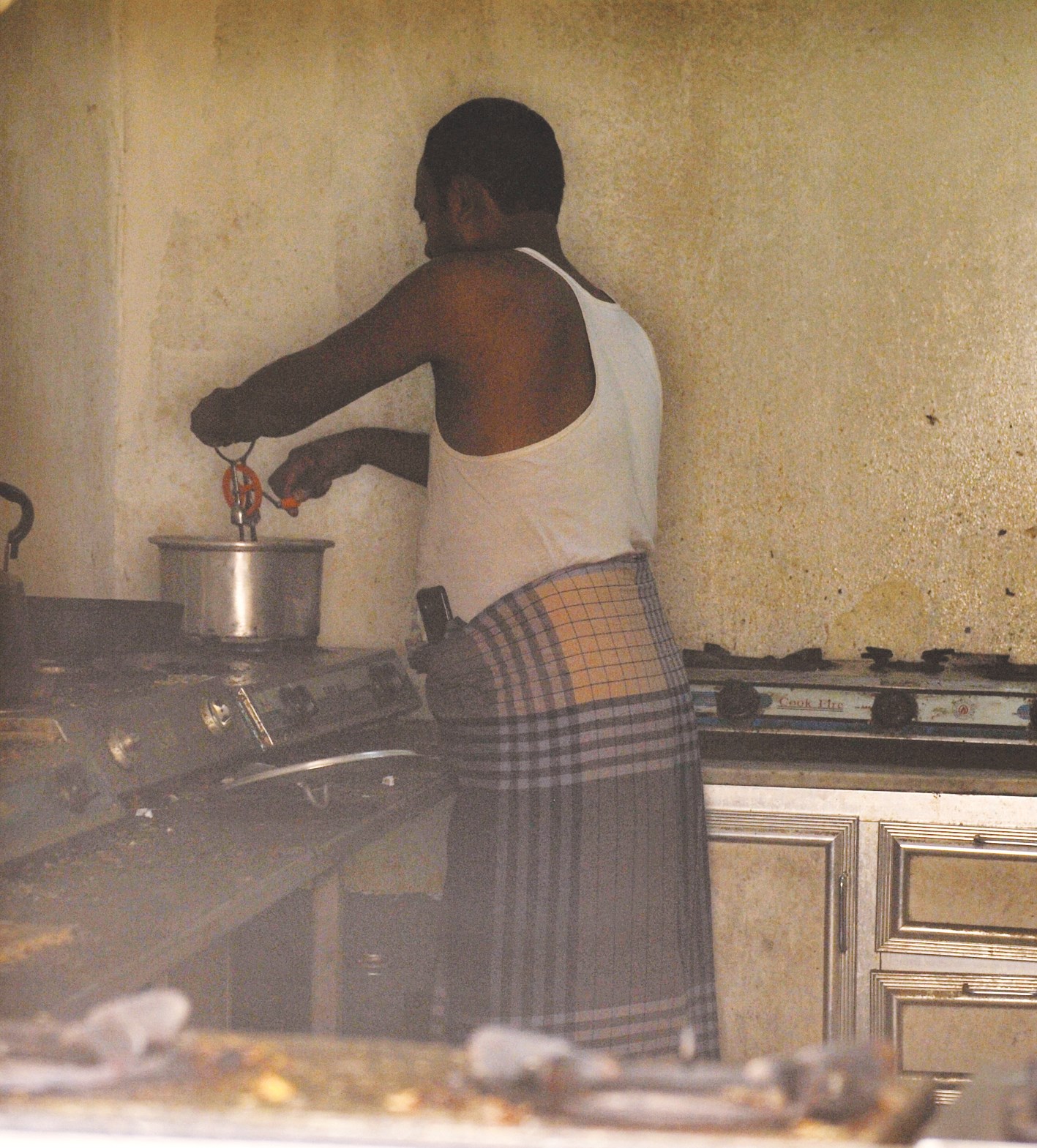 أحد العزاب يعدّ طعامه